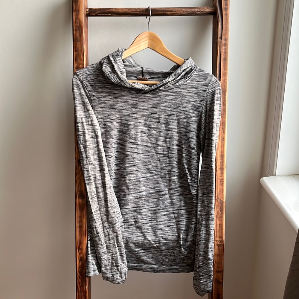 Long sleeve sports gray top